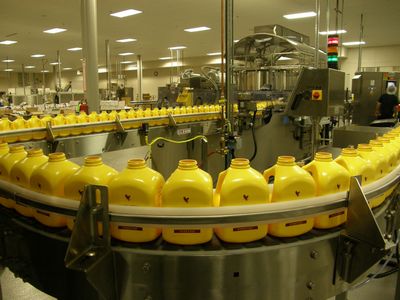 Bidons jaunes dans Usine de production de produits Forever